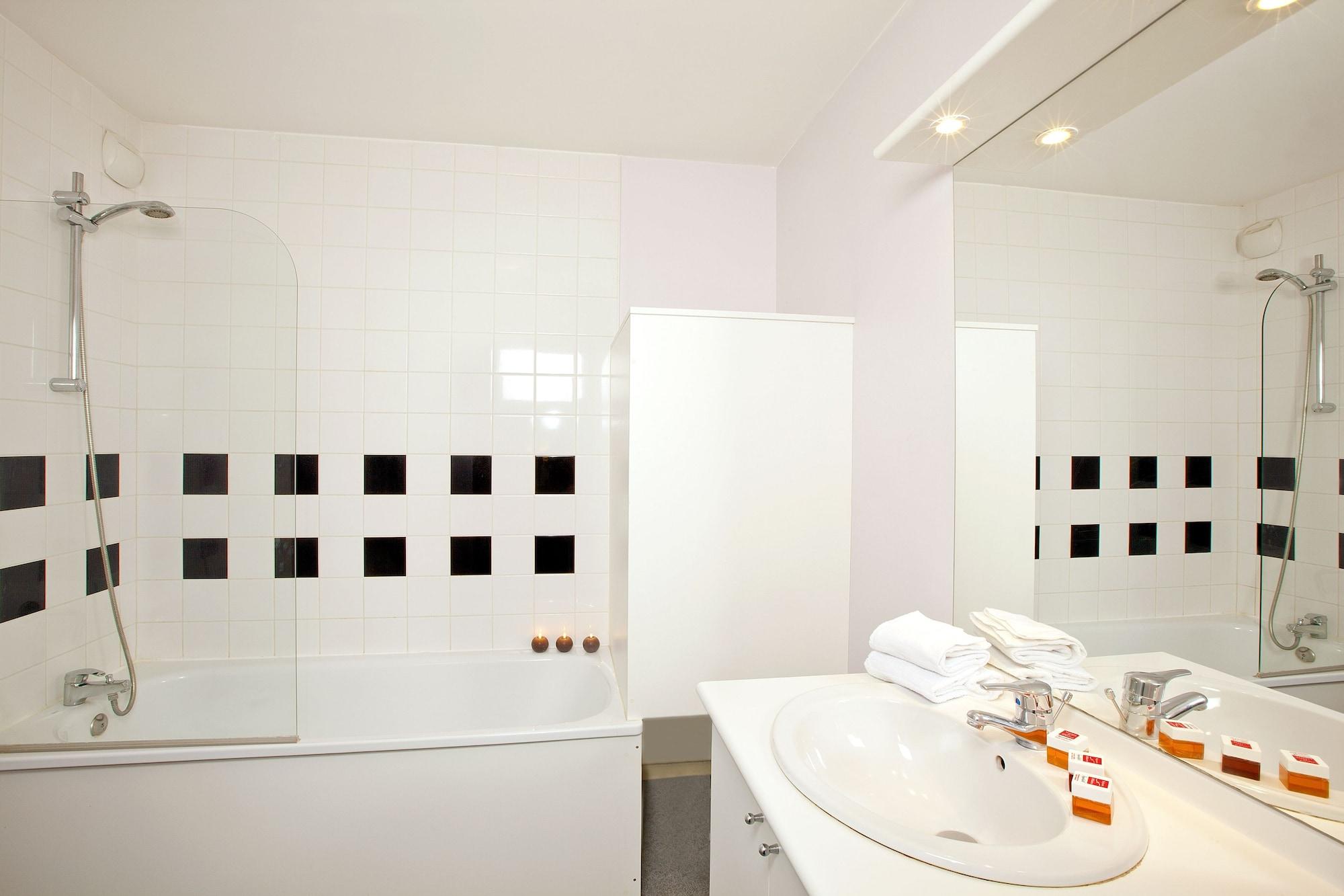 Sejours & Affaires Lille Europe Aparthotel Bagian luar foto